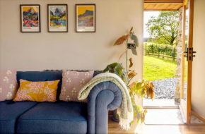 Romantic Snowdonia Cottage with Hot tub, sea & mountain views